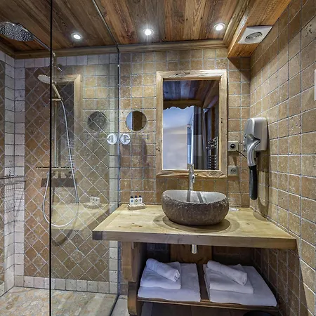 Chalet élégant à Le Praz Avec Spa, Cheminée Et Services Inclus - Fr-1-568-35 Courchevel